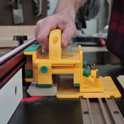 Posuvný a prítlačný prípravok MICROJIG GRR-RIPPER GR-200 s nastaviteľnou stabilizačnou doskou náhled