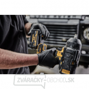 Aku bezuhlíkový rázový uťahovač DeWALT DCF900P2G 18V 2x5Ah s GFN krytom Náhľad