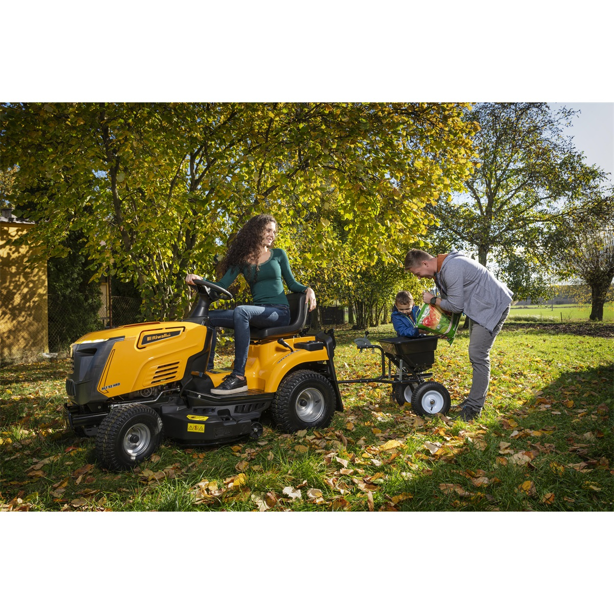 Riwall PRO RLT 92 HRD trávny traktor 92 cm so zadným vyhadzovaním a hydrostatickou prevodovkou Náhľad
