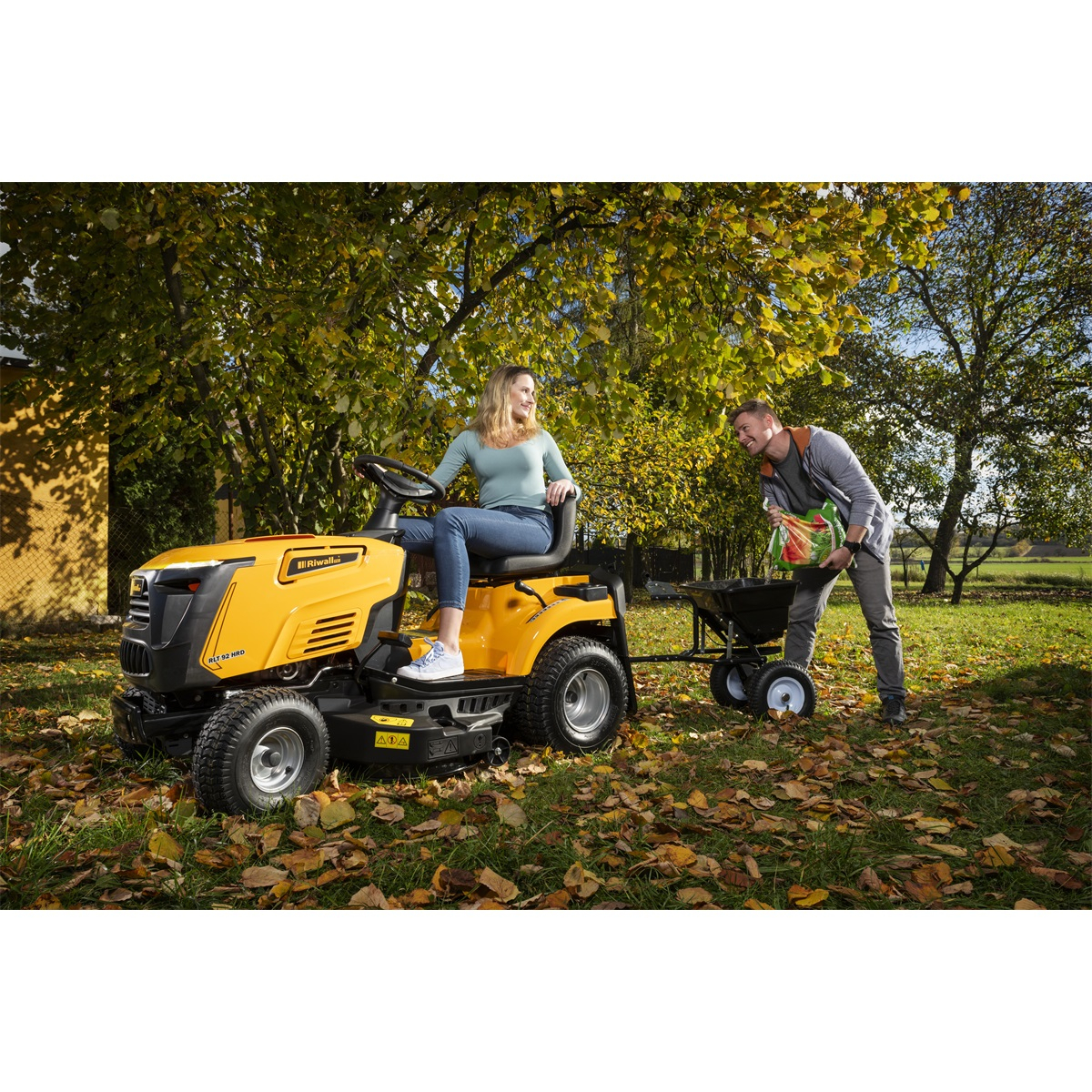 Riwall PRO RLT 92 HRD trávny traktor 92 cm so zadným vyhadzovaním a hydrostatickou prevodovkou Náhľad
