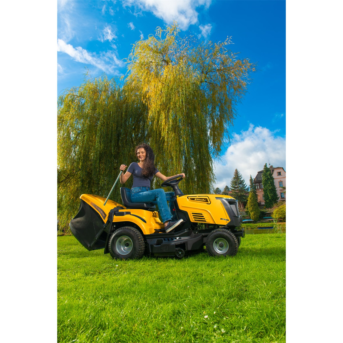 Riwall PRO RLT 92 HRD trávny traktor 92 cm so zadným vyhadzovaním a hydrostatickou prevodovkou Náhľad