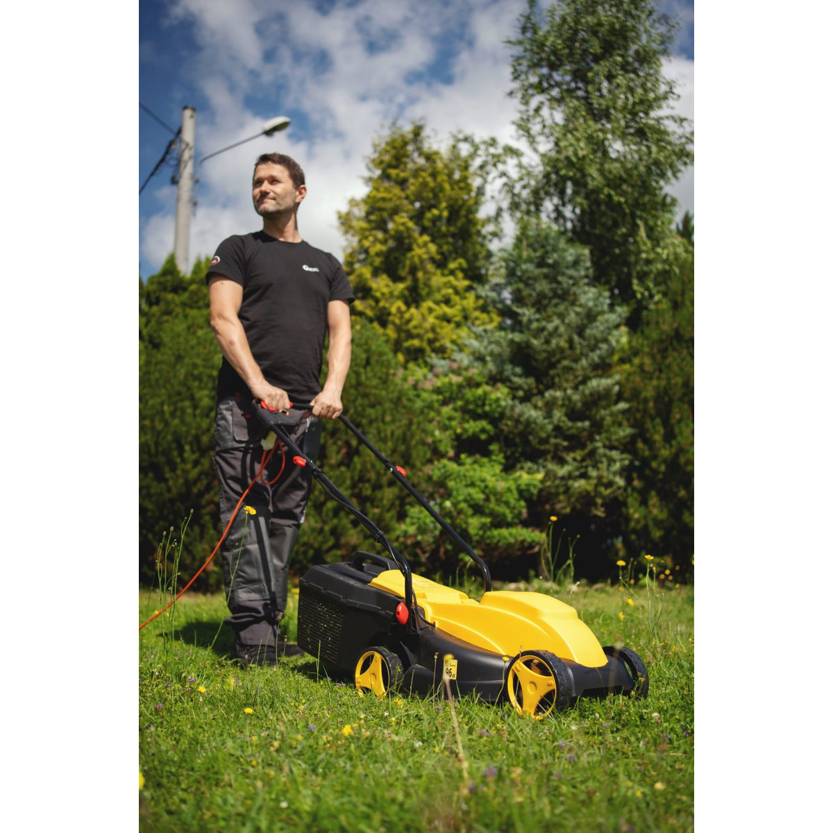 GEKO G83026 - Elektrická kosačka na trávu, 1200W, 32 cm Náhľad