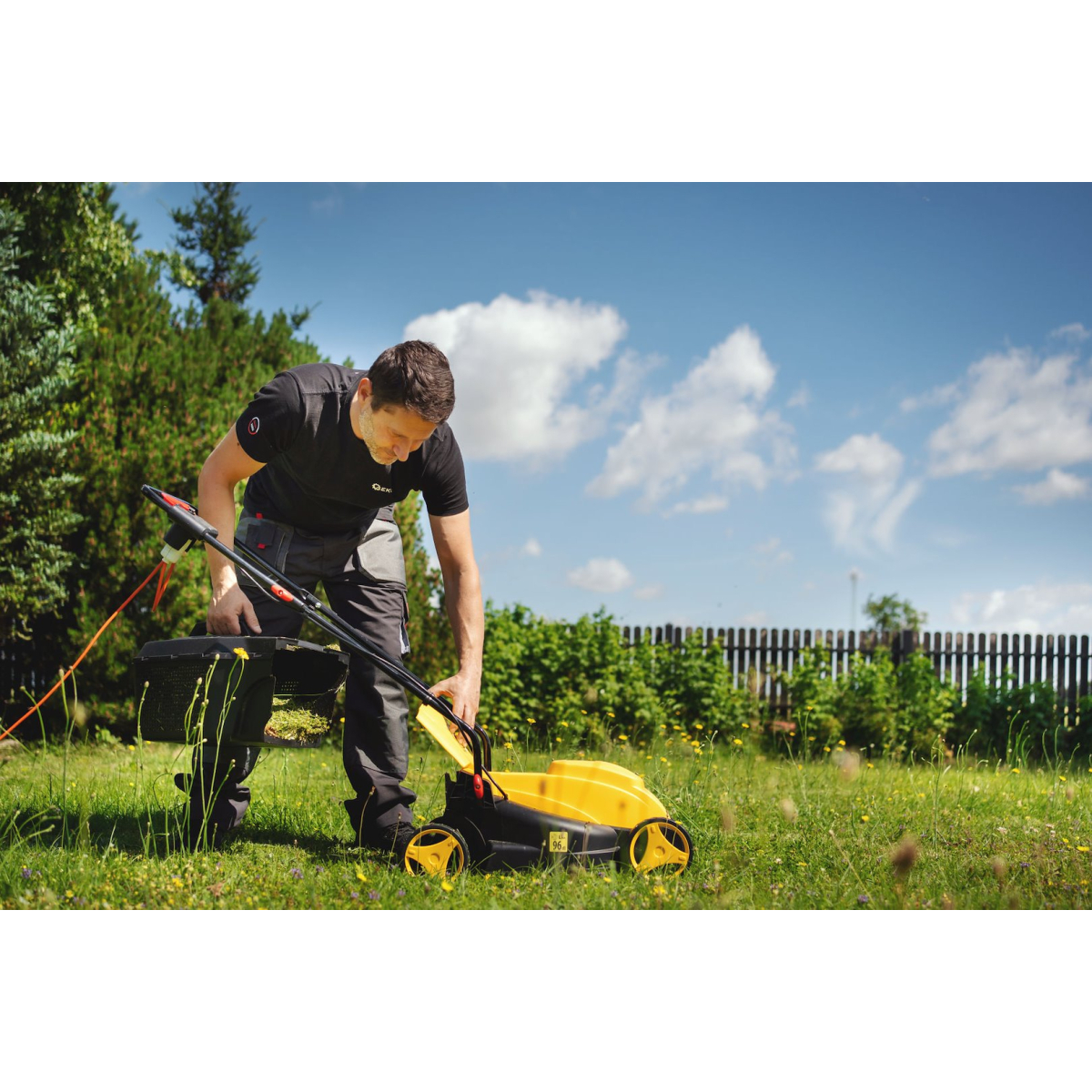 GEKO G83026 - Elektrická kosačka na trávu, 1200W, 32 cm Náhľad