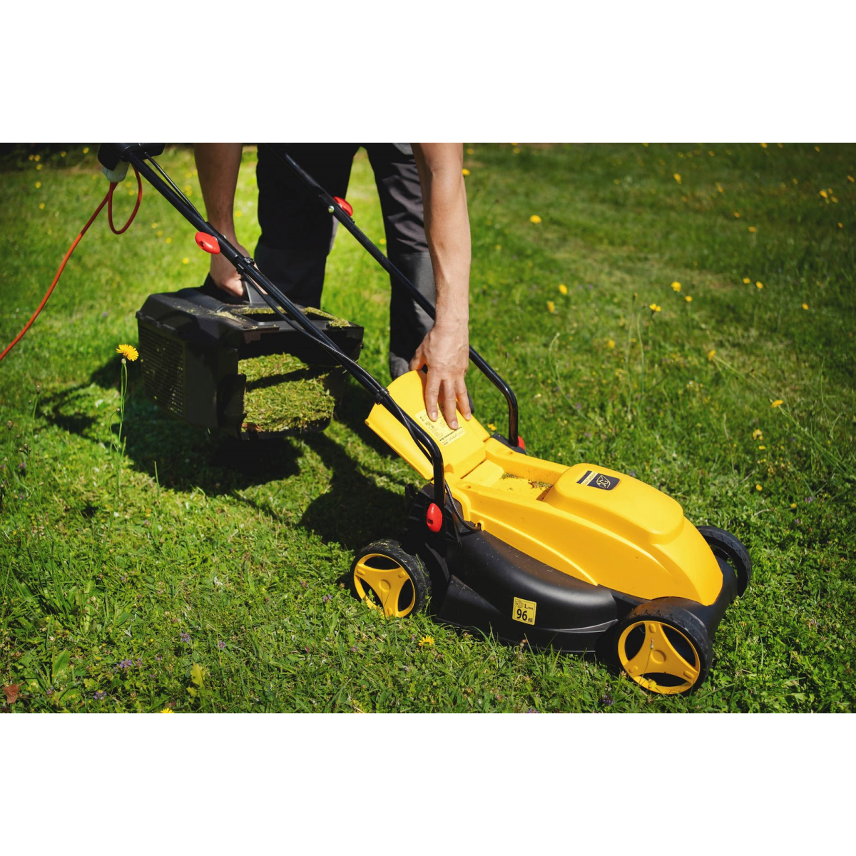 GEKO G83026 - Elektrická kosačka na trávu, 1200W, 32 cm Náhľad