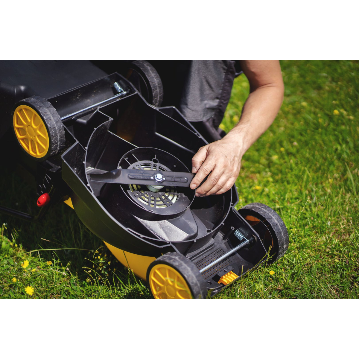 GEKO G83026 - Elektrická kosačka na trávu, 1200W, 32 cm Náhľad