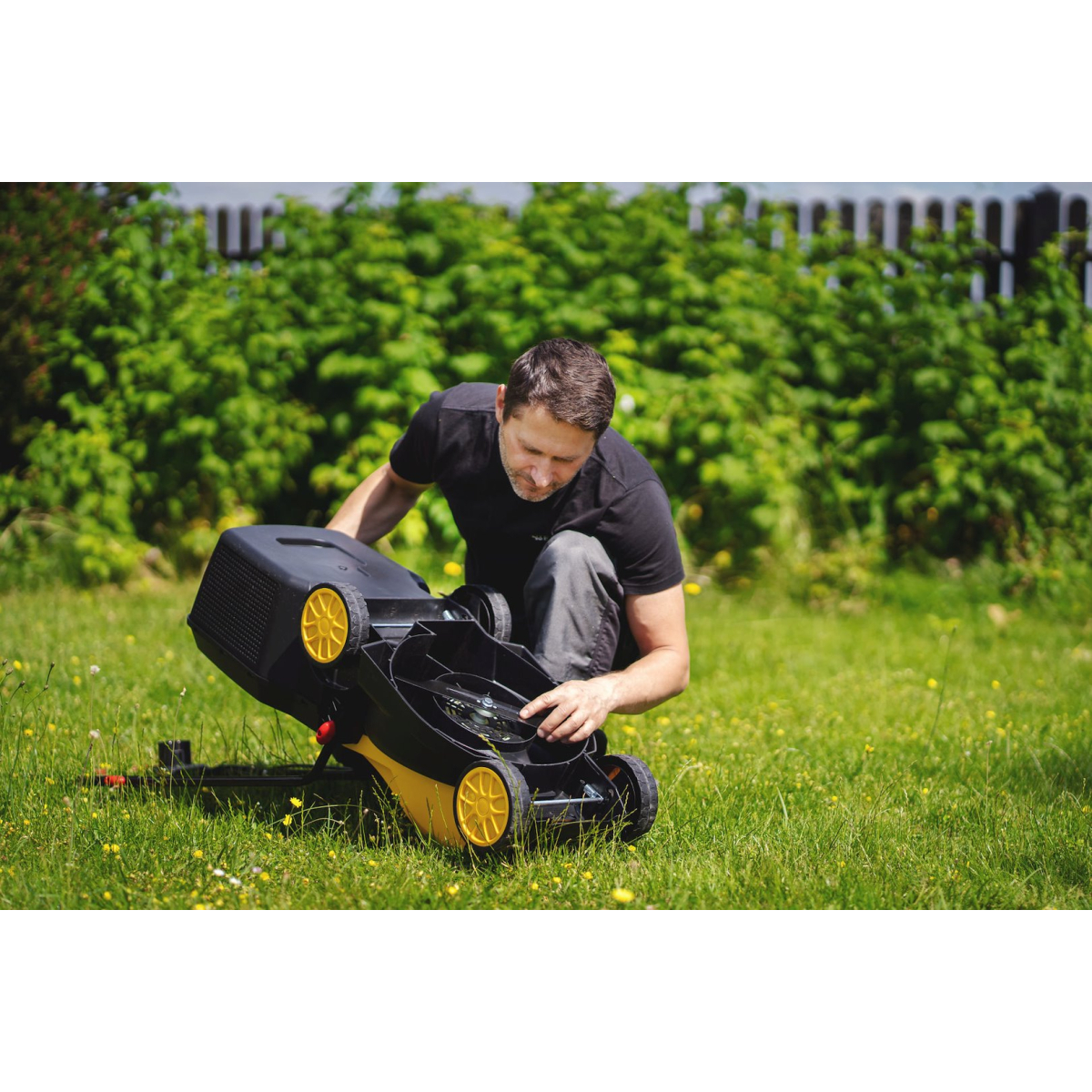 GEKO G83026 - Elektrická kosačka na trávu, 1200W, 32 cm Náhľad