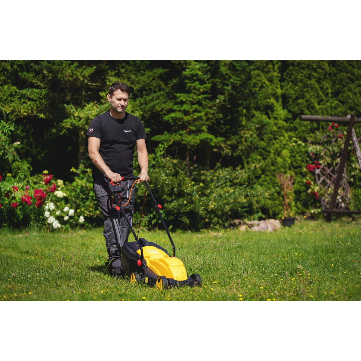 GEKO G83026 - Elektrická kosačka na trávu, 1200W, 32 cm Náhľad