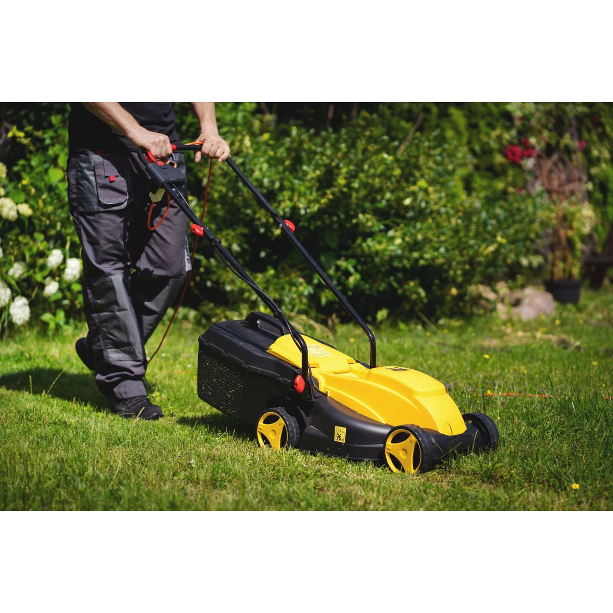 GEKO G83026 - Elektrická kosačka na trávu, 1200W, 32 cm Náhľad