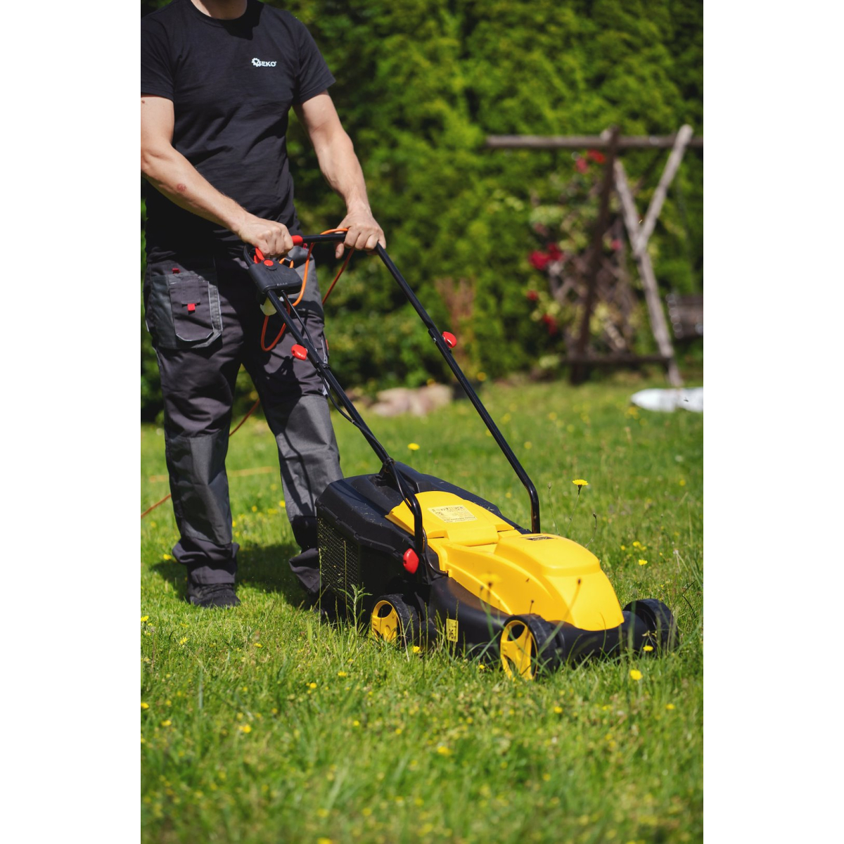 GEKO G83026 - Elektrická kosačka na trávu, 1200W, 32 cm Náhľad