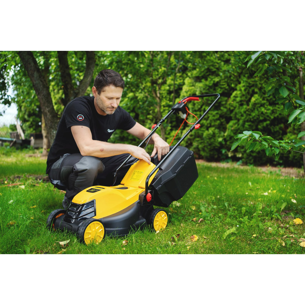 GEKO G83027 - Elektrická kosačka na trávu, 1200W, 32 cm Náhľad