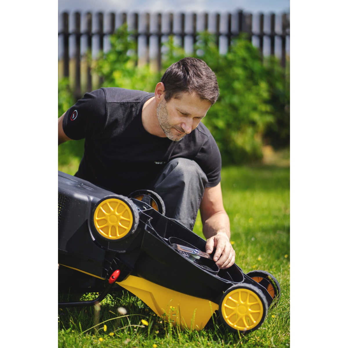 GEKO G83027 - Elektrická kosačka na trávu, 1200W, 32 cm Náhľad
