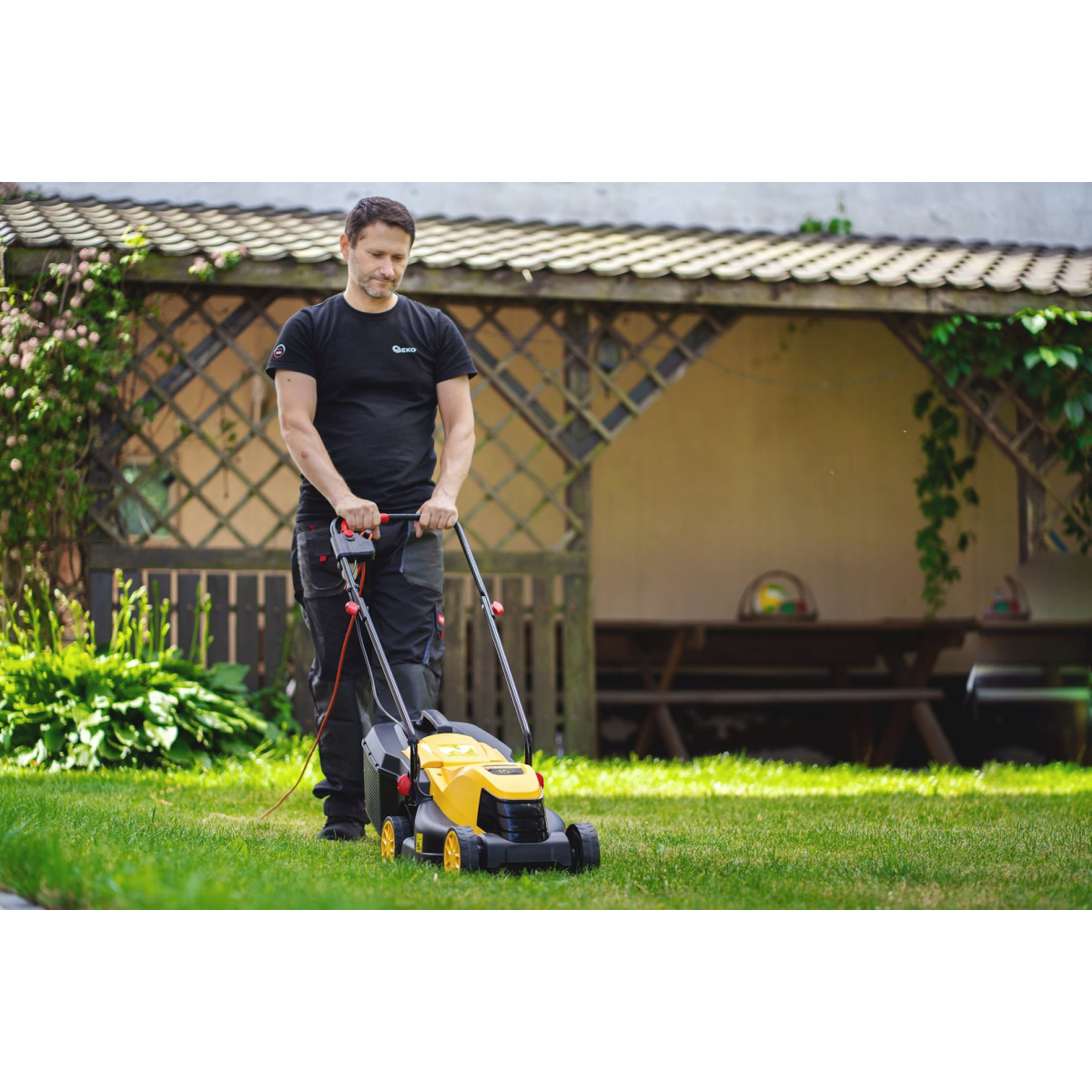 GEKO G83027 - Elektrická kosačka na trávu, 1200W, 32 cm Náhľad