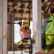 Akumulátorový rázový uťahovák 18V bez batérie DeWALT DCF850N Akumulátorový rázový uťahovák 18V bez batérie DeWALT DCF850N náhled