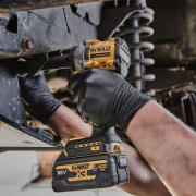 Akumulátorový rázový uťahovač bez batérie DeWALT DCF921N náhled