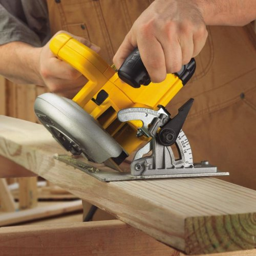 Ručná okružná píla 67 mm v kufri DeWALT DWE575K Náhľad