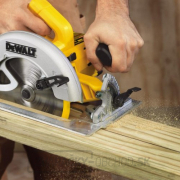 Ručná okružná píla 67 mm v kufri DeWALT DWE575K Náhľad