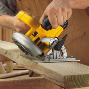 Ručná okružná píla 67 mm v kufri DeWALT DWE575K Náhľad