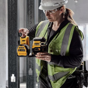 Akumulátorový zelený krížový laser s olovnicou 18V/12V bez batérie DeWALT DCE822NG18 Akumulátorový zelený krížový laser s olovnicou 18V/12V bez batérie DeWALT DCE822NG18 náhled