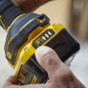 Akumulátorová uhlová brúska 125mm V20 18V 2x4,0Ah Stanley FatMax SFMCG400M2K náhled