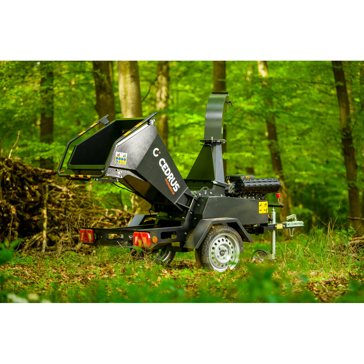 Hahn & Sohn Cedrus R13 - profesionálny prívesný drvič konárov s benzínovým motorom Loncin 18 kW Náhľad