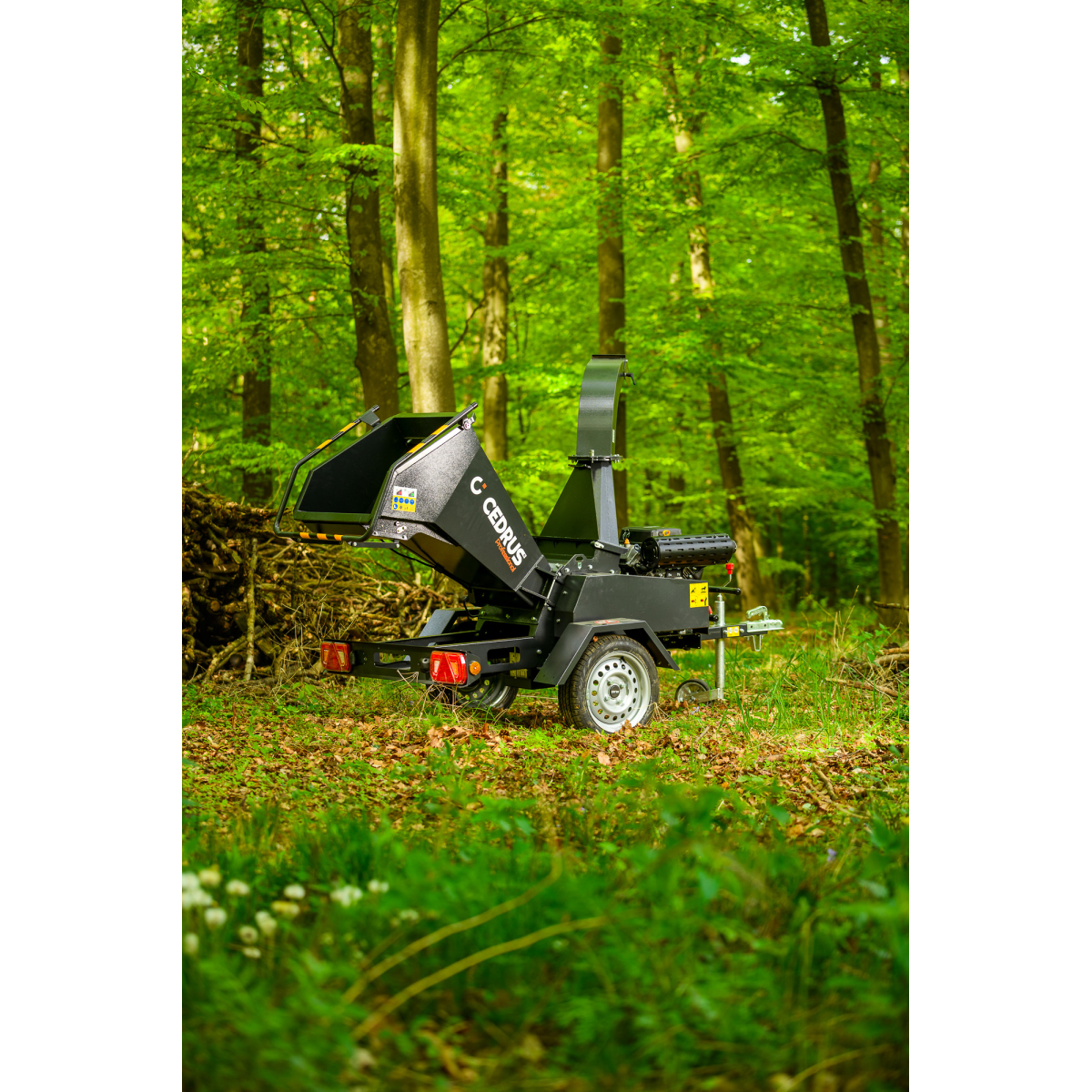 Hahn & Sohn Cedrus R13 - profesionálny prívesný drvič konárov s benzínovým motorom Loncin 18 kW Náhľad