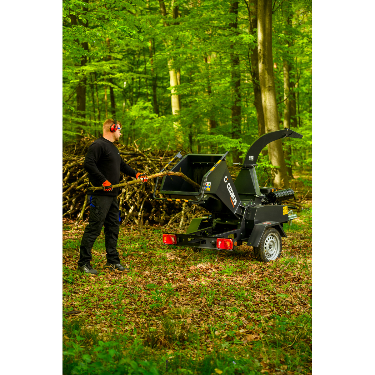 Hahn & Sohn Cedrus R13 - profesionálny prívesný drvič konárov s benzínovým motorom Loncin 18 kW Náhľad