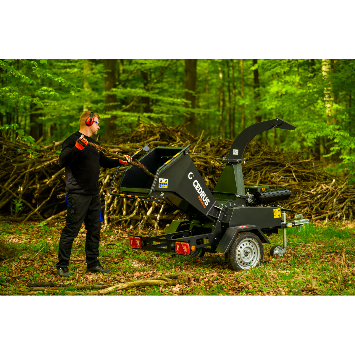 Hahn & Sohn Cedrus R13 - profesionálny prívesný drvič konárov s benzínovým motorom Loncin 18 kW Náhľad