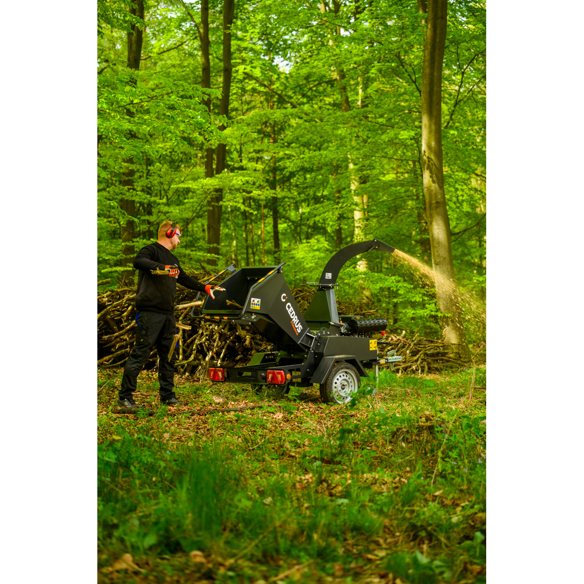 Hahn & Sohn Cedrus R13 - profesionálny prívesný drvič konárov s benzínovým motorom Loncin 18 kW Náhľad