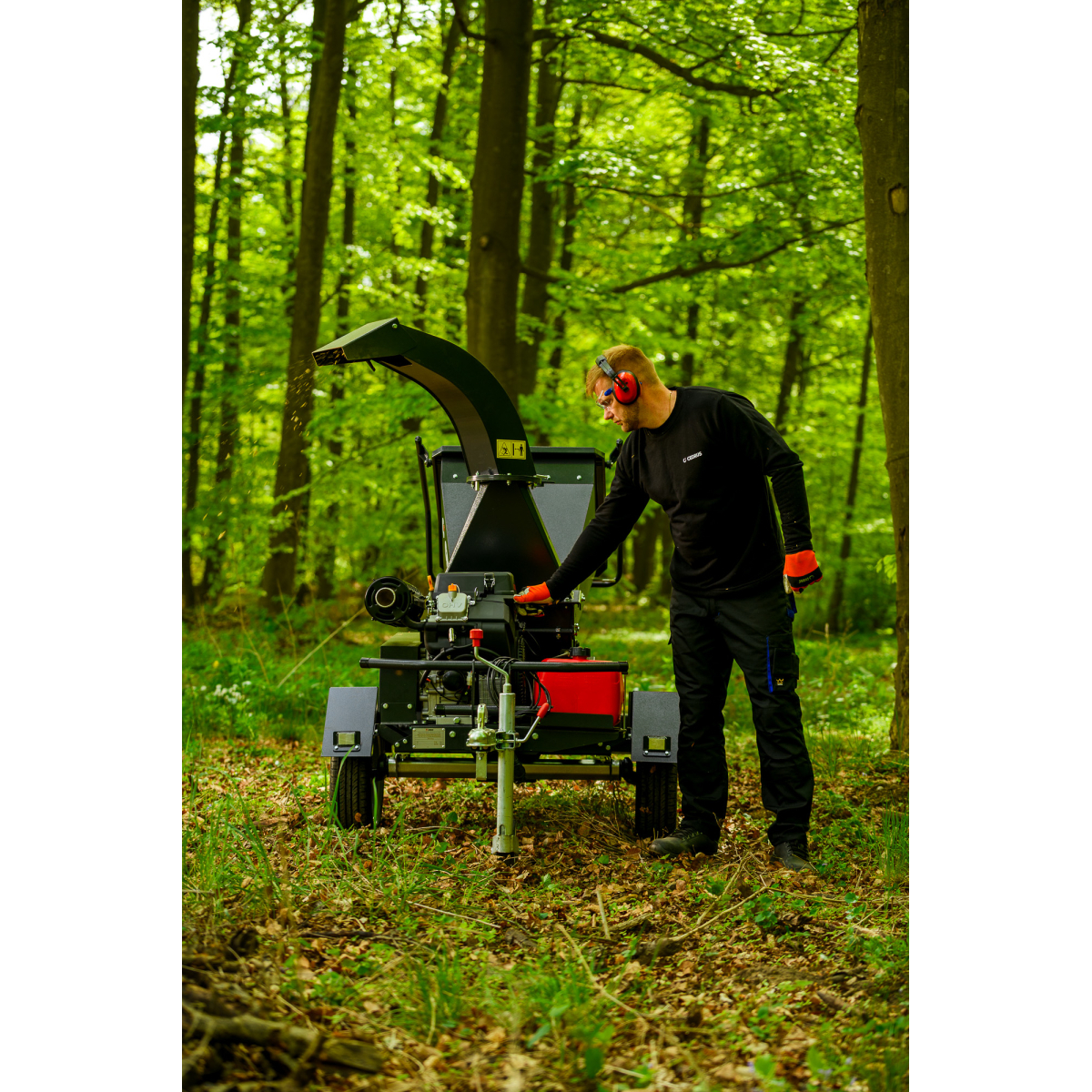 Hahn & Sohn Cedrus R13 - profesionálny prívesný drvič konárov s benzínovým motorom Loncin 18 kW Náhľad