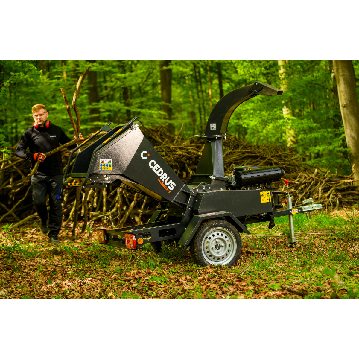 Hahn & Sohn Cedrus R13 - profesionálny prívesný drvič konárov s benzínovým motorom Loncin 18 kW Náhľad