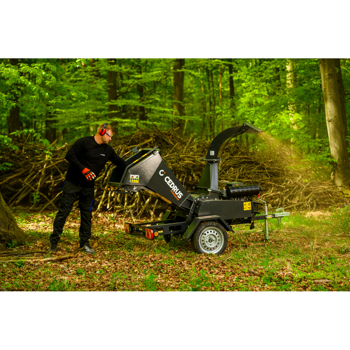 Hahn & Sohn Cedrus R13 - profesionálny prívesný drvič konárov s benzínovým motorom Loncin 18 kW Náhľad