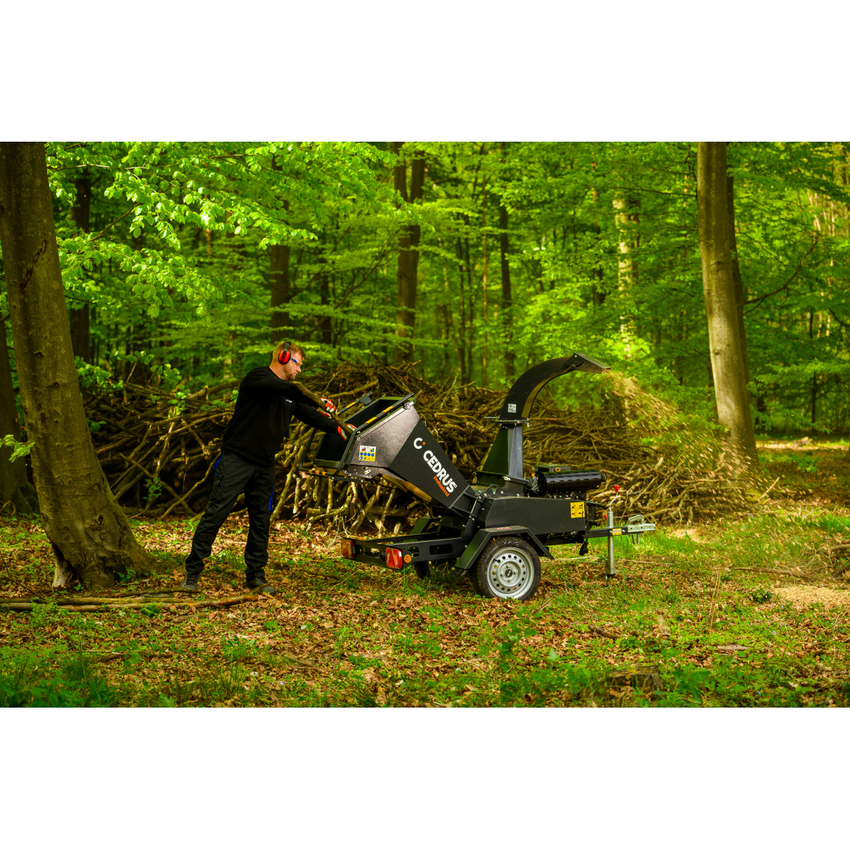Hahn & Sohn Cedrus R13 - profesionálny prívesný drvič konárov s benzínovým motorom Loncin 18 kW Náhľad