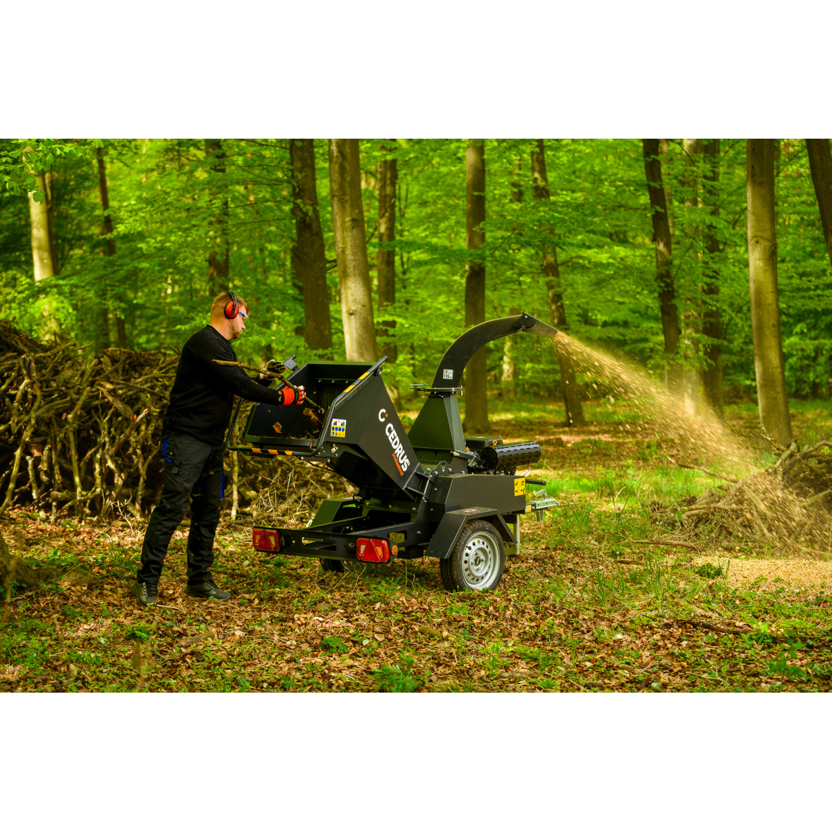 Hahn & Sohn Cedrus R13 - profesionálny prívesný drvič konárov s benzínovým motorom Loncin 18 kW Náhľad