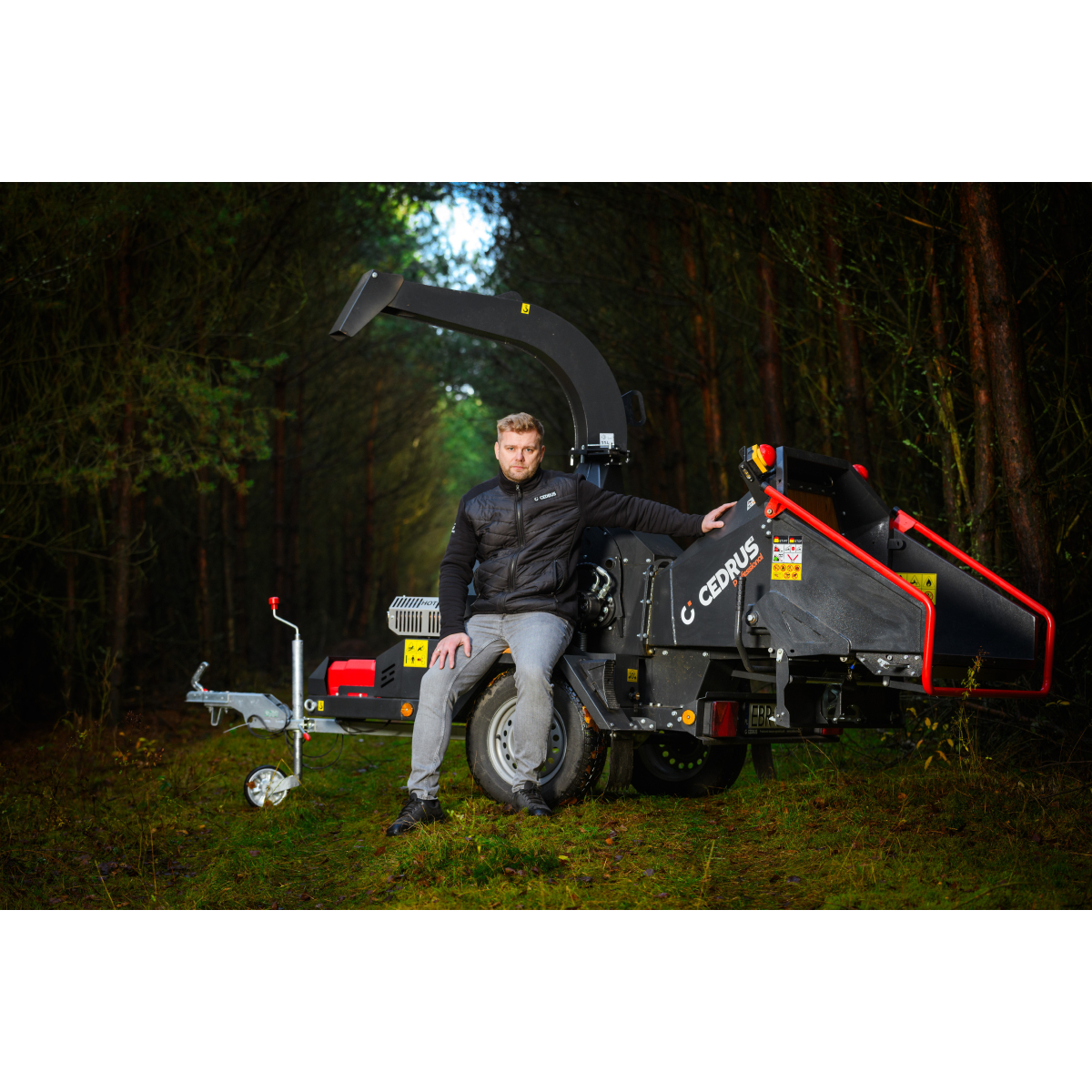 Hahn & Sohn Cedrus RBD16 - profesionálny bubnový drvič konárov s hydraulickým podávačom a prívesom kategórie B Náhľad