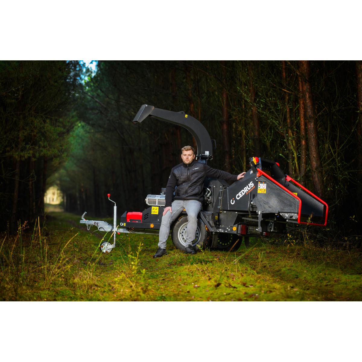 Hahn & Sohn Cedrus RBD16 - profesionálny bubnový drvič konárov s hydraulickým podávačom a prívesom kategórie B Náhľad
