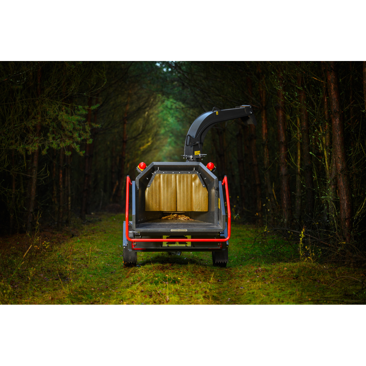 Hahn & Sohn Cedrus RBD16 - profesionálny bubnový drvič konárov s hydraulickým podávačom a prívesom kategórie B Náhľad
