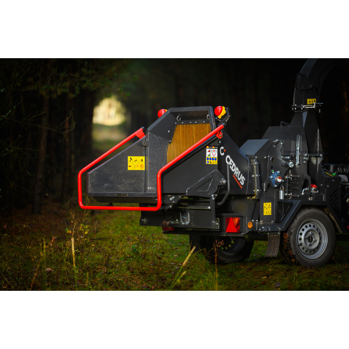 Hahn & Sohn Cedrus RBD16 - profesionálny bubnový drvič konárov s hydraulickým podávačom a prívesom kategórie B Náhľad