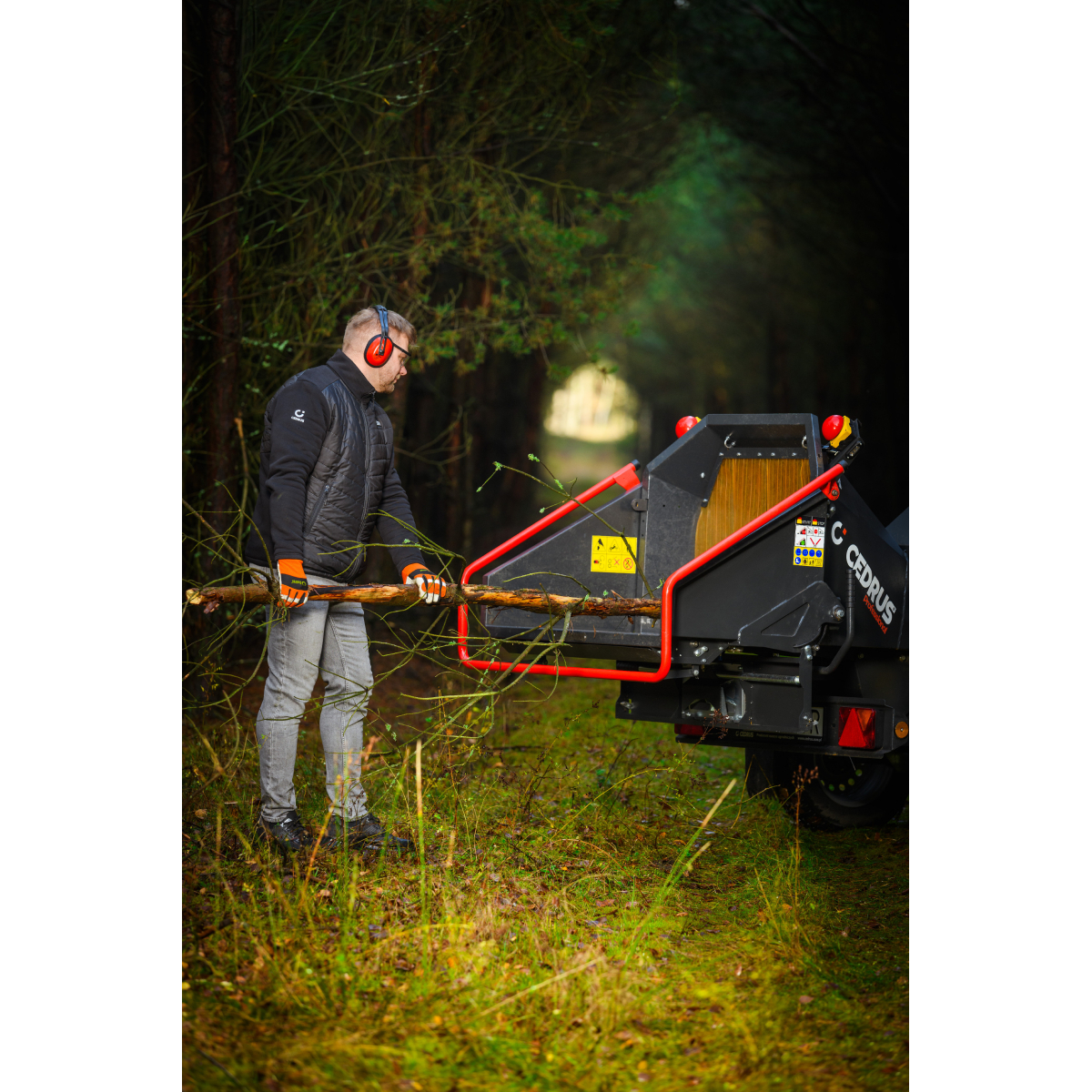 Hahn & Sohn Cedrus RBD16 - profesionálny bubnový drvič konárov s hydraulickým podávačom a prívesom kategórie B Náhľad