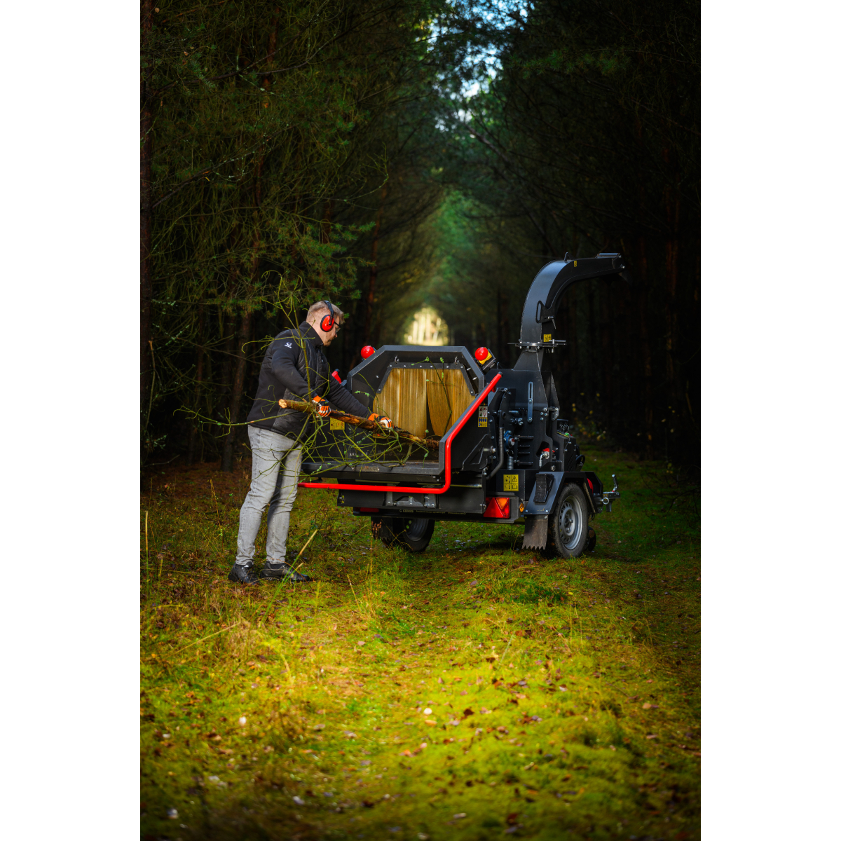 Hahn & Sohn Cedrus RBD16 - profesionálny bubnový drvič konárov s hydraulickým podávačom a prívesom kategórie B Náhľad