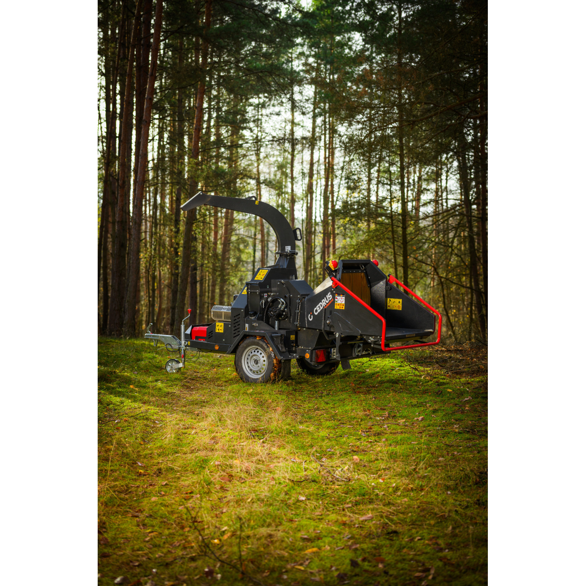 Hahn & Sohn Cedrus RBD16 - profesionálny bubnový drvič konárov s hydraulickým podávačom a prívesom kategórie B Náhľad