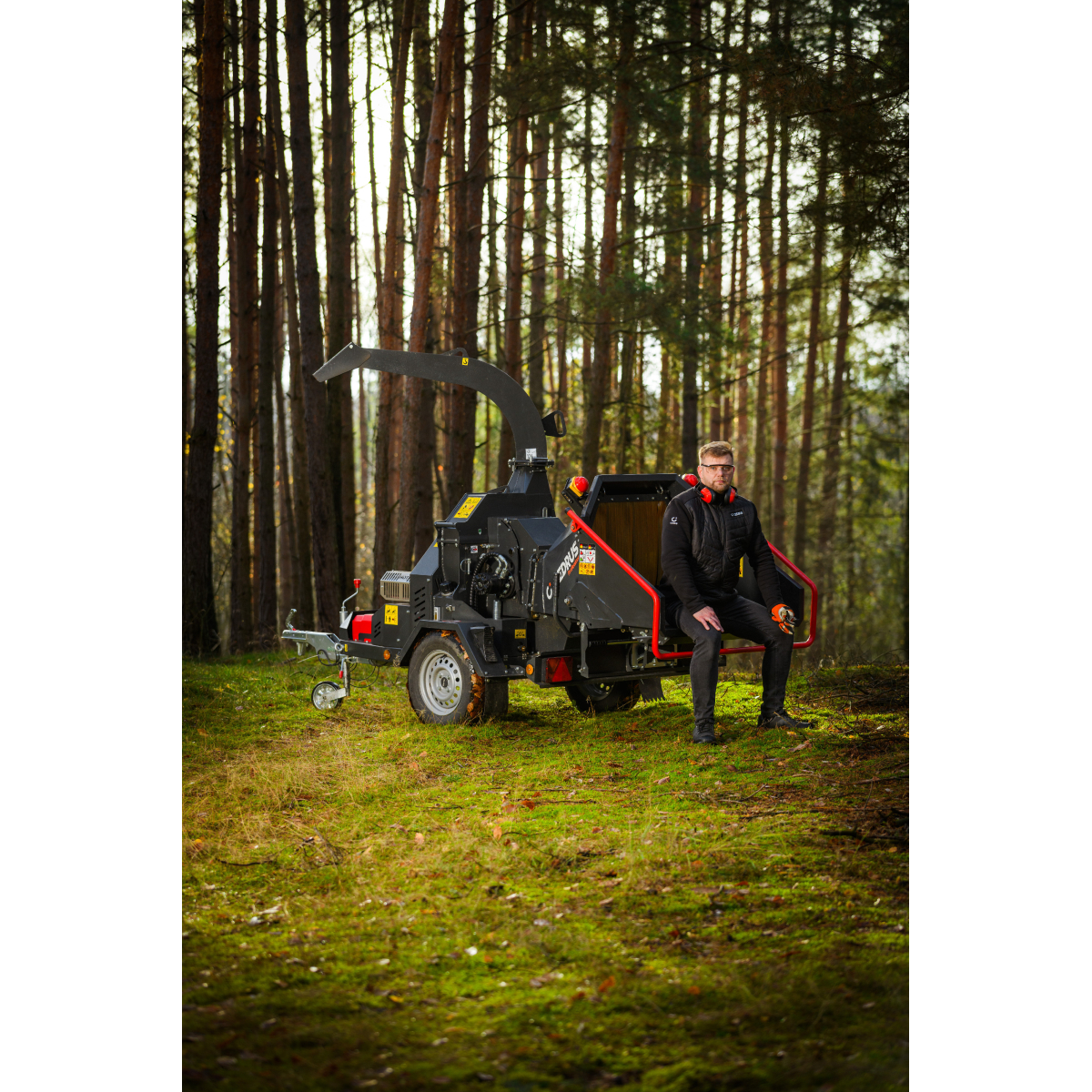 Hahn & Sohn Cedrus RBD16 - profesionálny bubnový drvič konárov s hydraulickým podávačom a prívesom kategórie B Náhľad