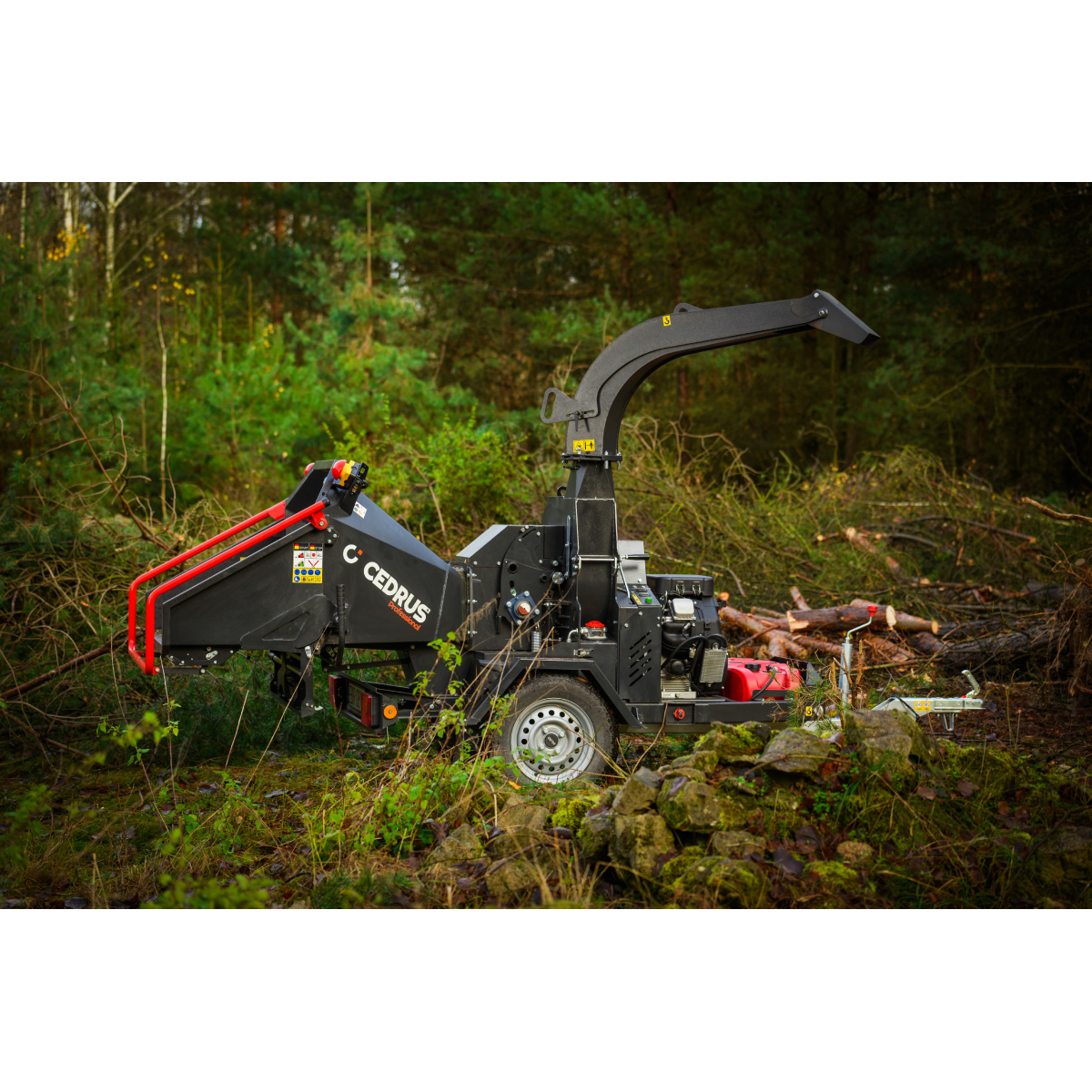 Hahn & Sohn Cedrus RBD16 - profesionálny bubnový drvič konárov s hydraulickým podávačom a prívesom kategórie B Náhľad